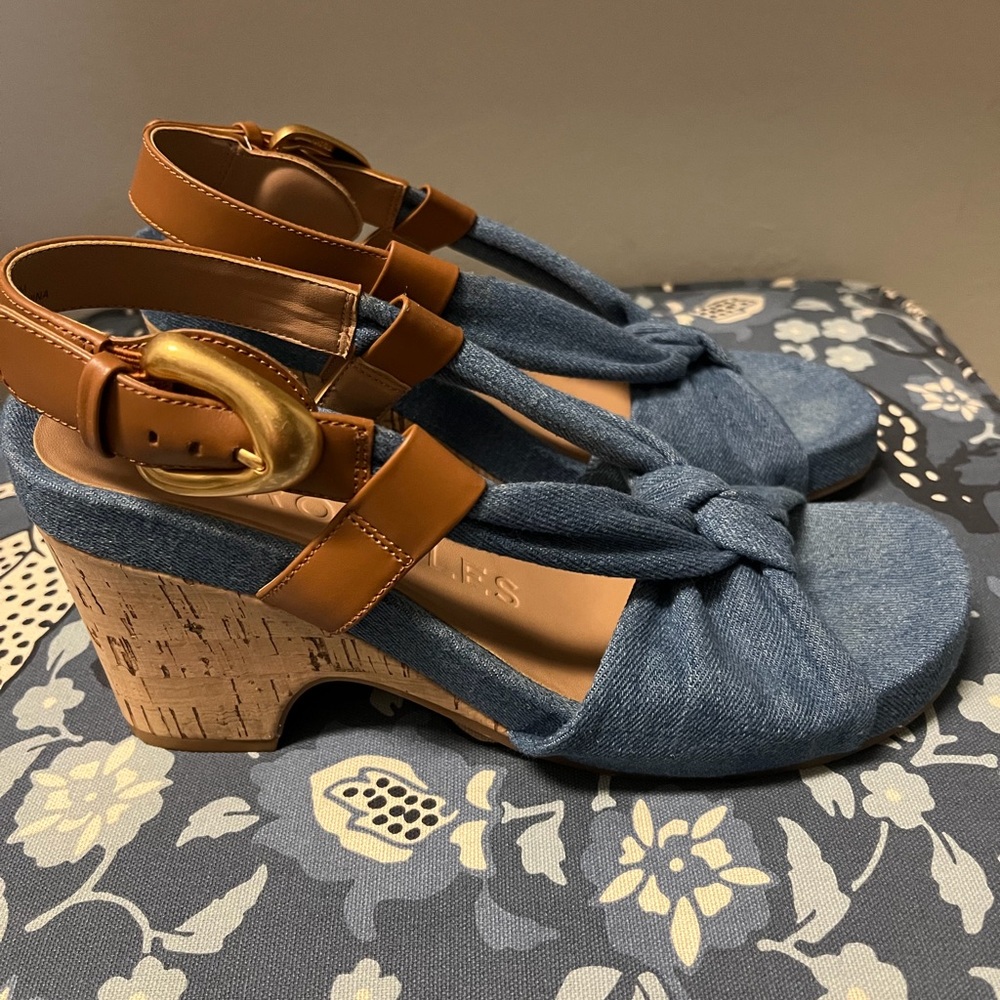 AEROSOLES Denim and Tan Wedge Sandals